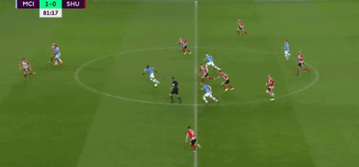 从手足无措到游刃有余，齐达内在公园学着踢毽子