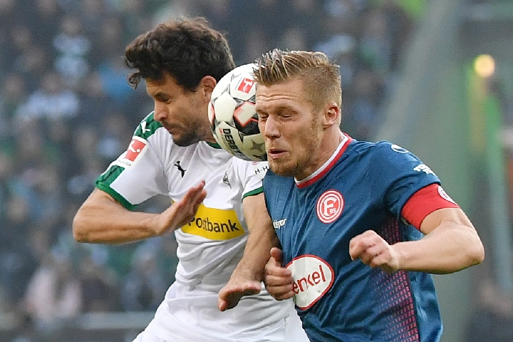 邮报：伯恩茅斯后卫塞内西与女足后卫鲍尔斯成英超新明星情侣