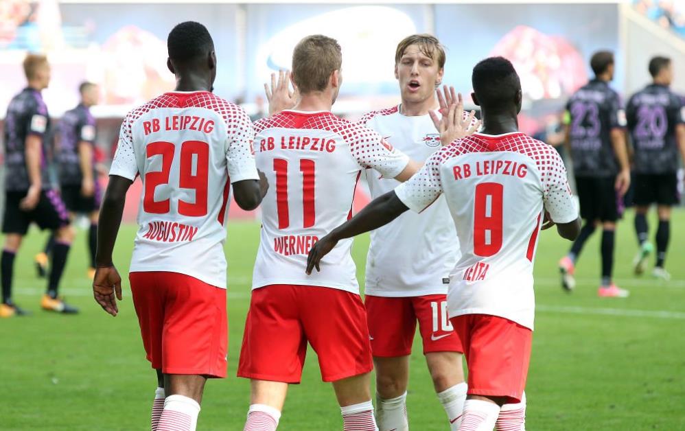 旗下球队乌拉圭第四级别联赛夺冠并升级，梅西、苏牙晒图祝贺