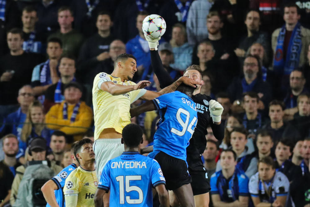 你故意的吧？范戴克防守传中时高举右手导致手球送点