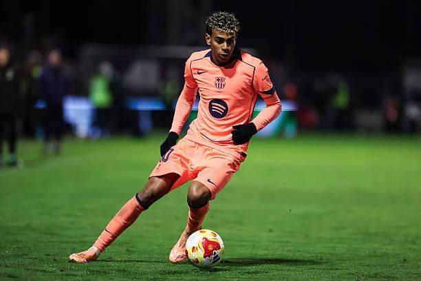 欧冠决赛用球谍照：包含白+深紫，灵感来自举办城市布达佩斯