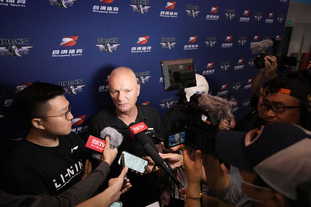 给爷整笑了，曼奇尼假意亲吻布鲁马多，将布鲁马多逗笑